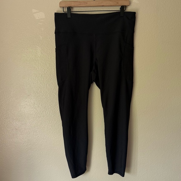 ❇️Old Navy Black High-Rise Go-Dry Leggings 2 for $22❇️ - Picture 3 of 7